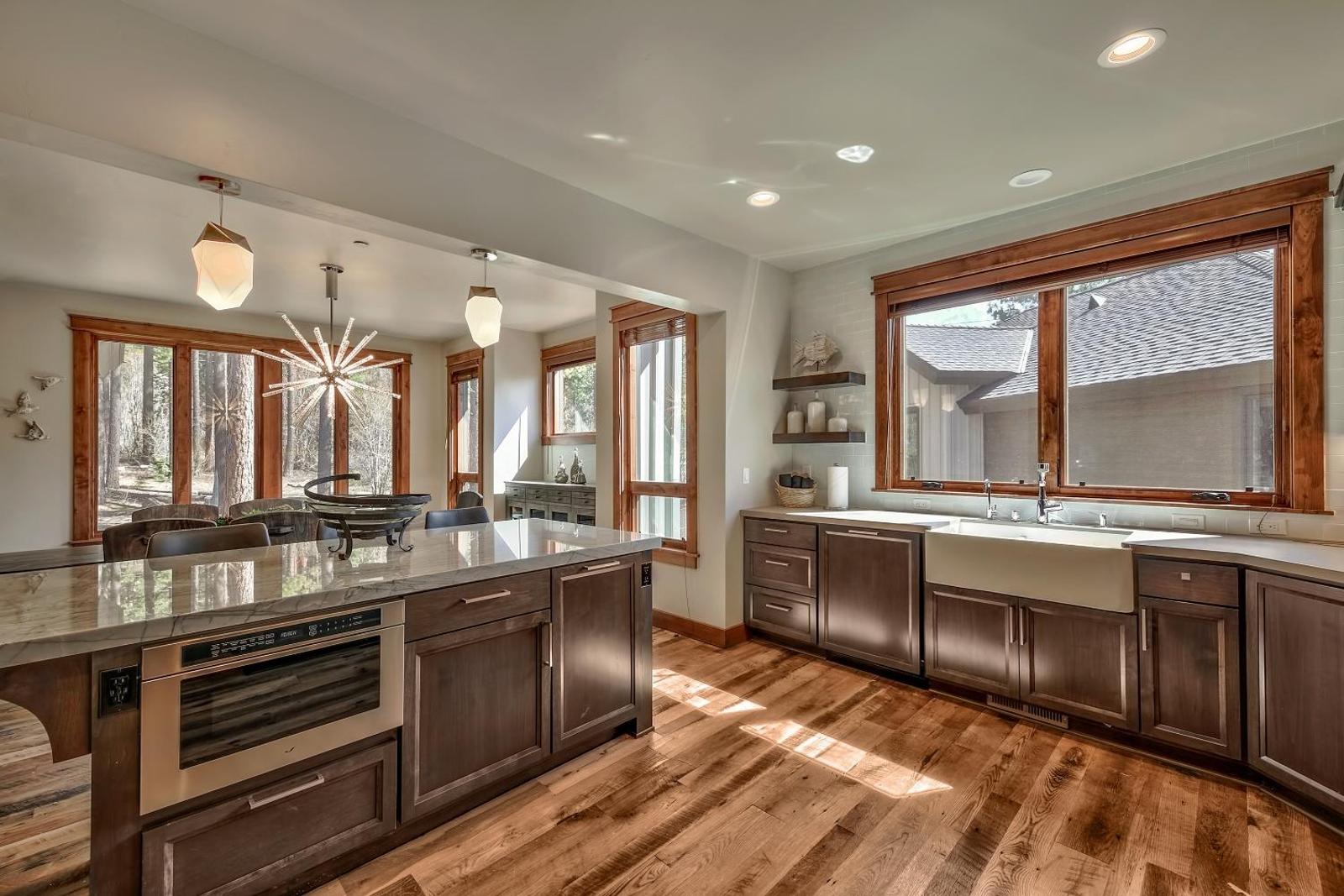 Amazing 6 Bedroom Home With Ideal Location Townhouse Main image 1