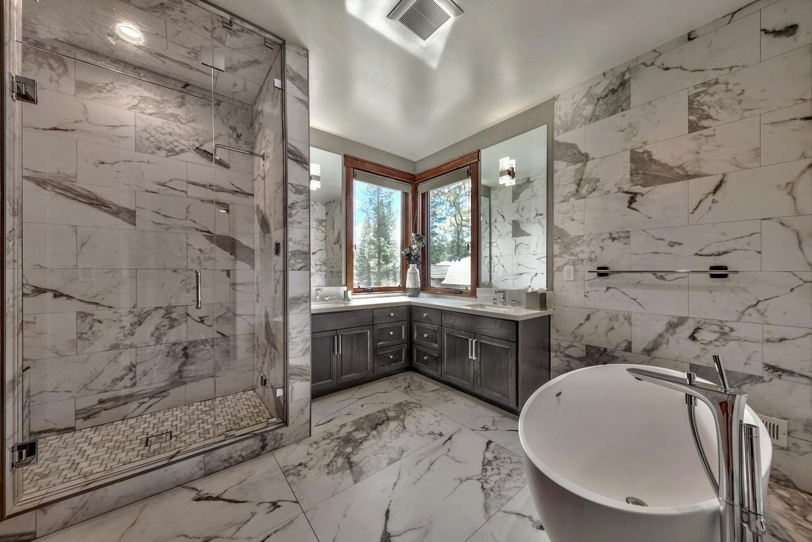 Amazing 6 Bedroom Home With Ideal Location Townhouse Main image 2